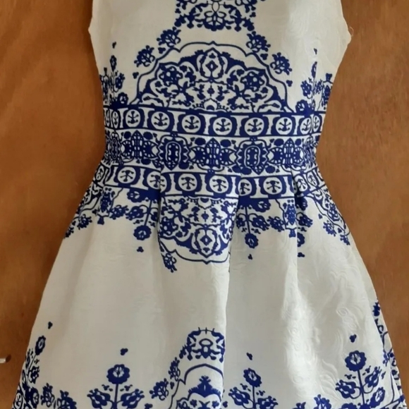Gorgeous Patterned dress - Picture 7 of 7
